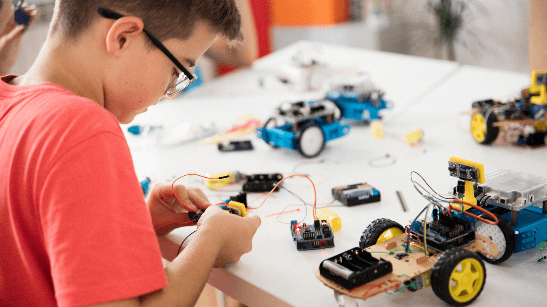 Alumnos de Monterrey programando robots Nética en el aula de robótica